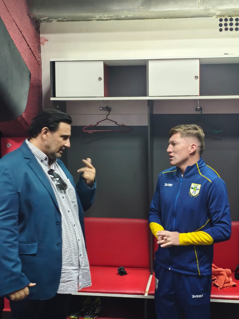 Presidente del Club ABB con el plantel