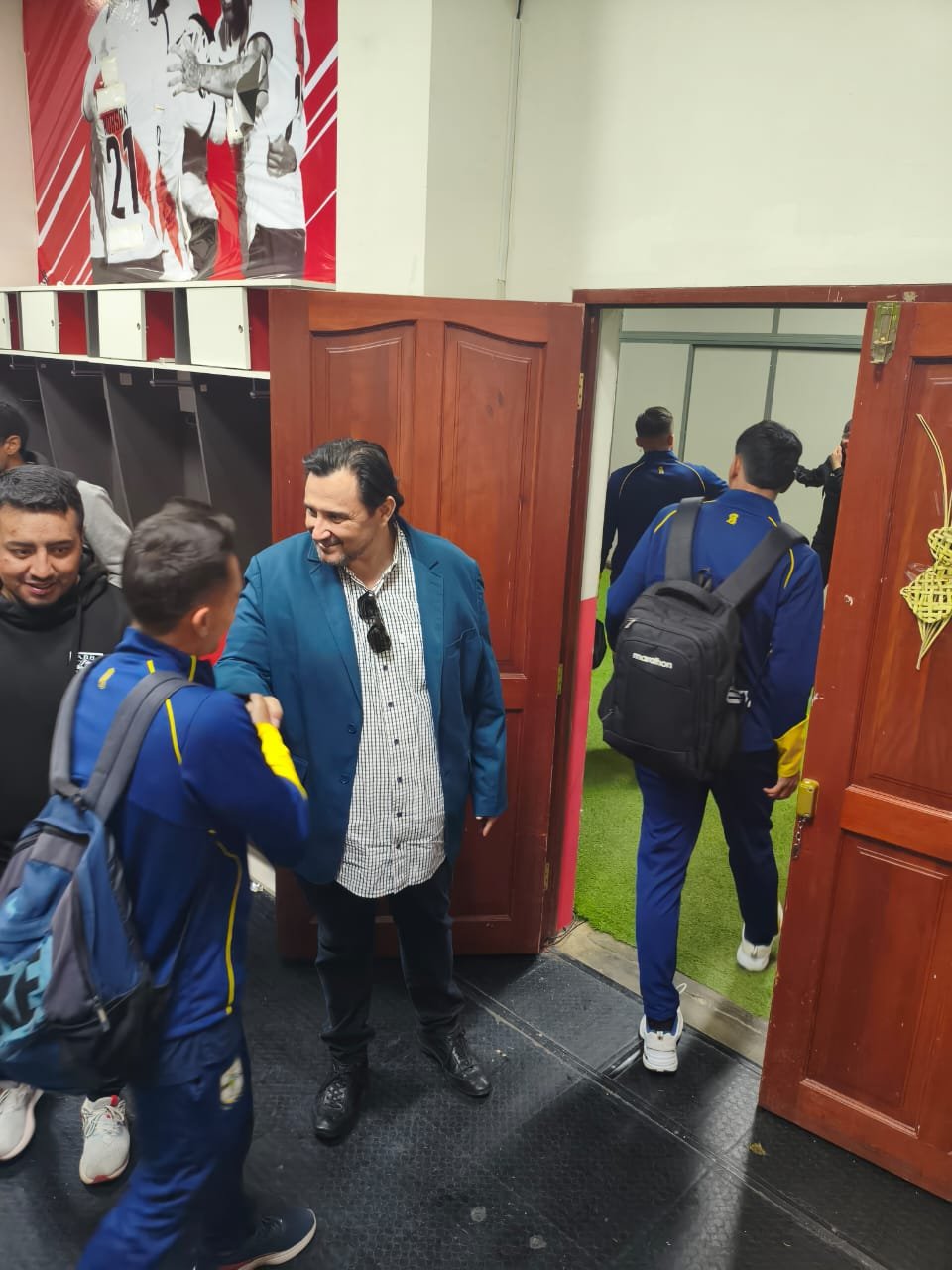 Directiva saludando al plantel